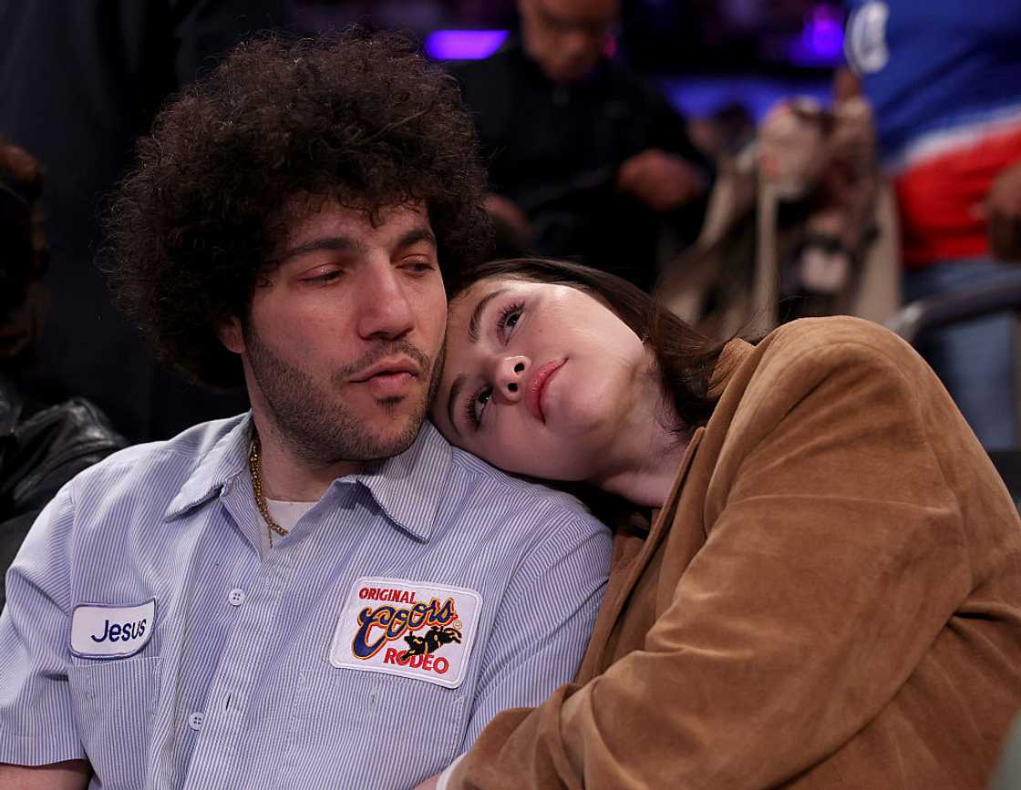 Selena Gomez (R) leaning on Benny Blanco (L) at Madison Square Garden Selena Gomez (R) leaning on Benny Blanco (L) at Madison Square Garden