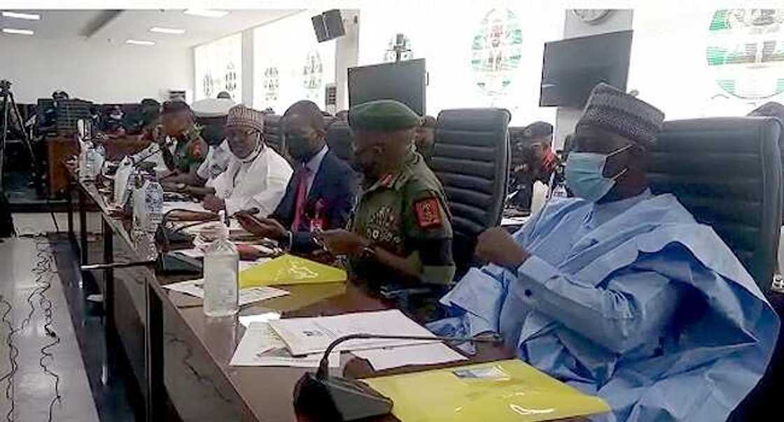 Shugaban INEC, EFCC da Sauransu Sun Shiga Dakin Tattaunawar Gaggawa Shugaban INEC, EFCC da Sauransu Sun Shiga Dakin Tattaunawar Gaggawa