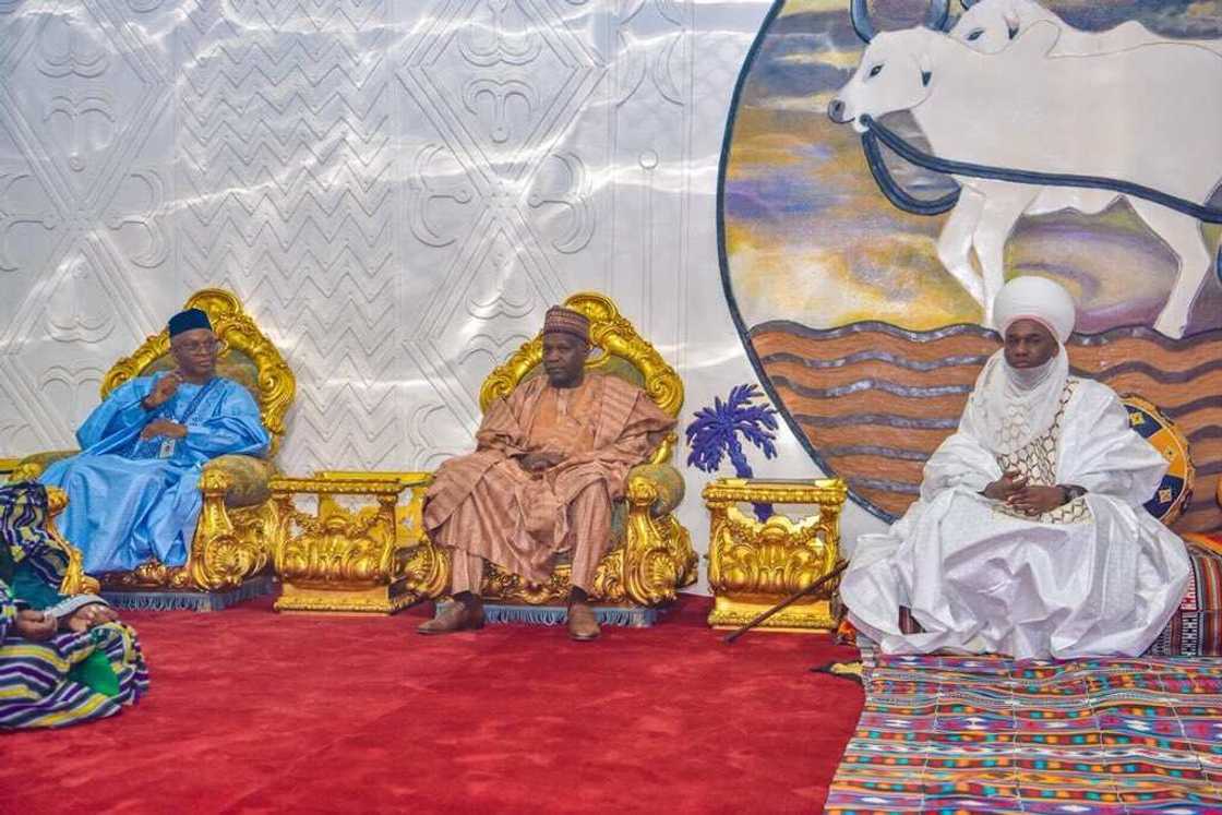 Cika alkawari: El-Rufai ya kaiwa Sarkin Gombe ziyarar 'ban-gajiya' (Hotuna) Cika alkawari: El-Rufai ya kaiwa Sarkin Gombe ziyarar 'ban-gajiya' (Hotuna)