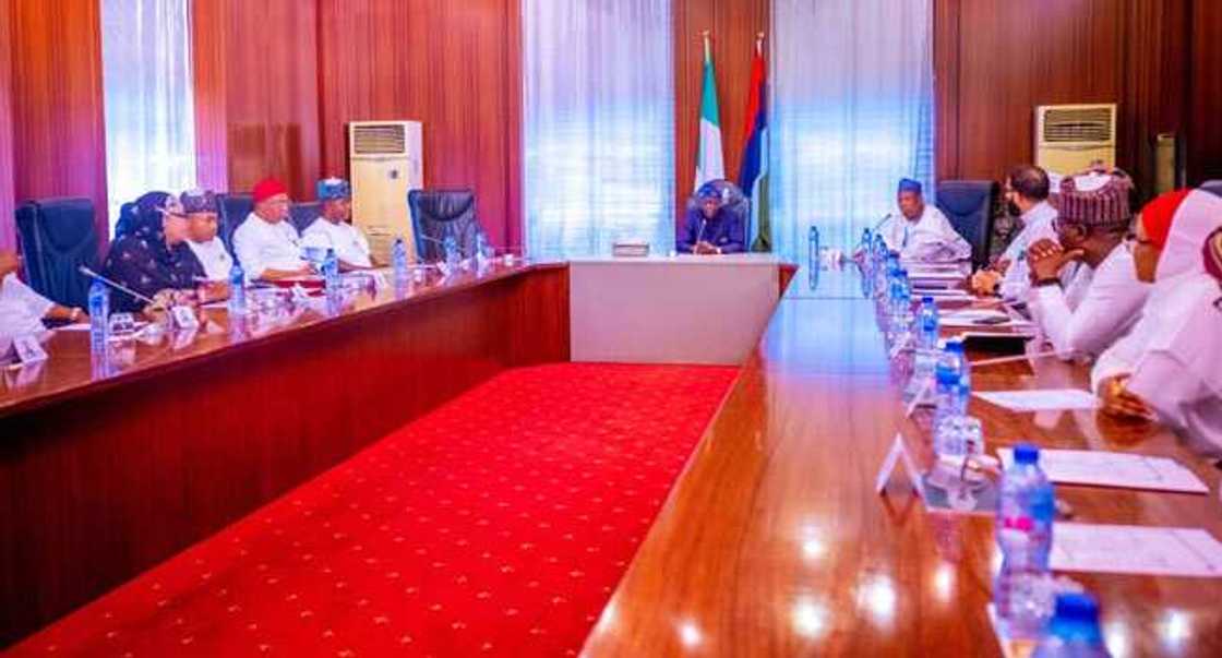 Shugaban Tinubu ya gana da gwamnonin APC. Shugaban Tinubu ya gana da gwamnonin APC.