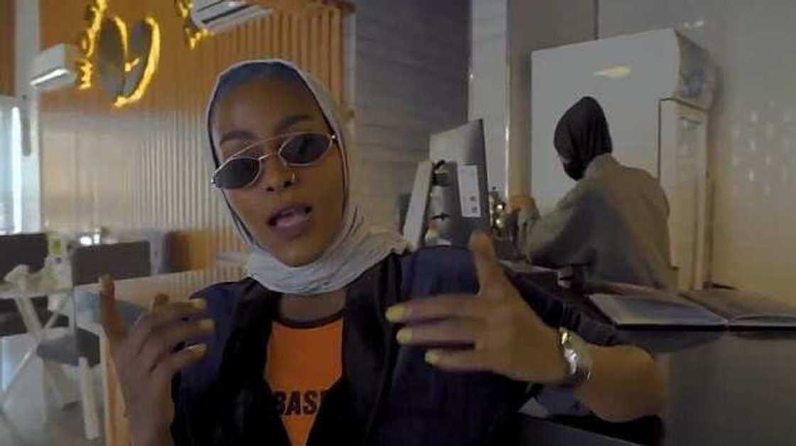 Saudiyya ta saka a cafko wata budurwa bakar fata da tayi waka taci mutuncin matan kasar Saudiyya ta saka a cafko wata budurwa bakar fata da tayi waka taci mutuncin matan kasar