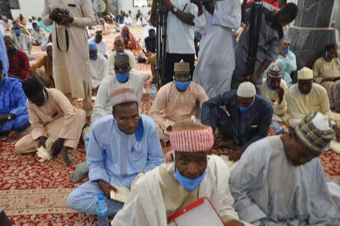 Gwamna Aminu Masari ya shirya taron addu'a na musamman kan yan bindigan da suka addabi jihar (Hotuna) Gwamna Aminu Masari ya shirya taron addu'a na musamman kan yan bindigan da suka addabi jihar (Hotuna)