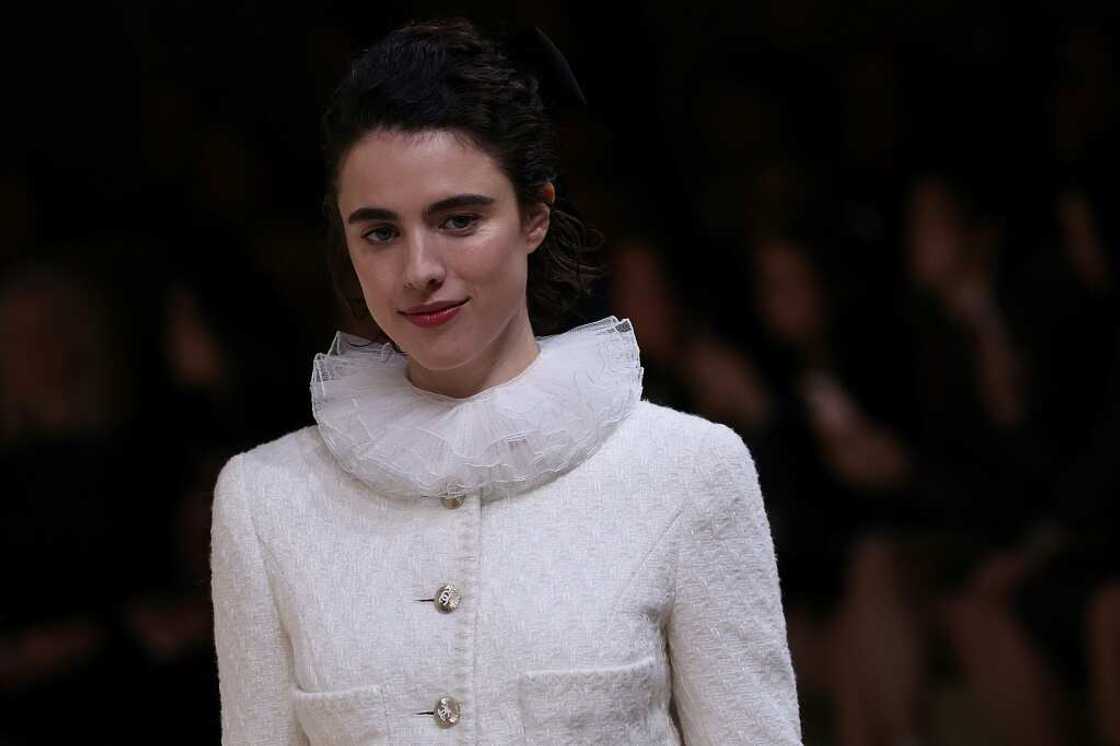 Margaret Qualley showed off Chanel's 'balletcore' Margaret Qualley showed off Chanel's 'balletcore'