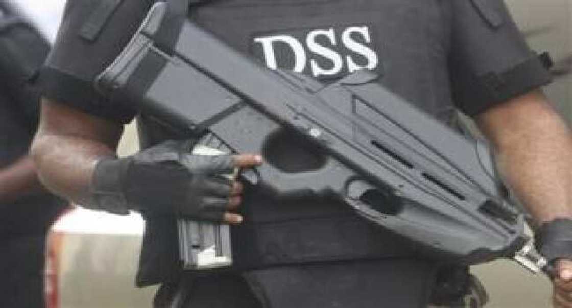 Dan jaridan Channels TV ya kwashe sa'o'i a hannun jami'an DSS kan tattaunawar sukar Buhari Dan jaridan Channels TV ya kwashe sa'o'i a hannun jami'an DSS kan tattaunawar sukar Buhari