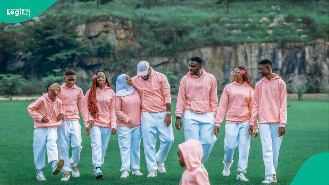 A single father who has eight children, prepares to get married for the first time.