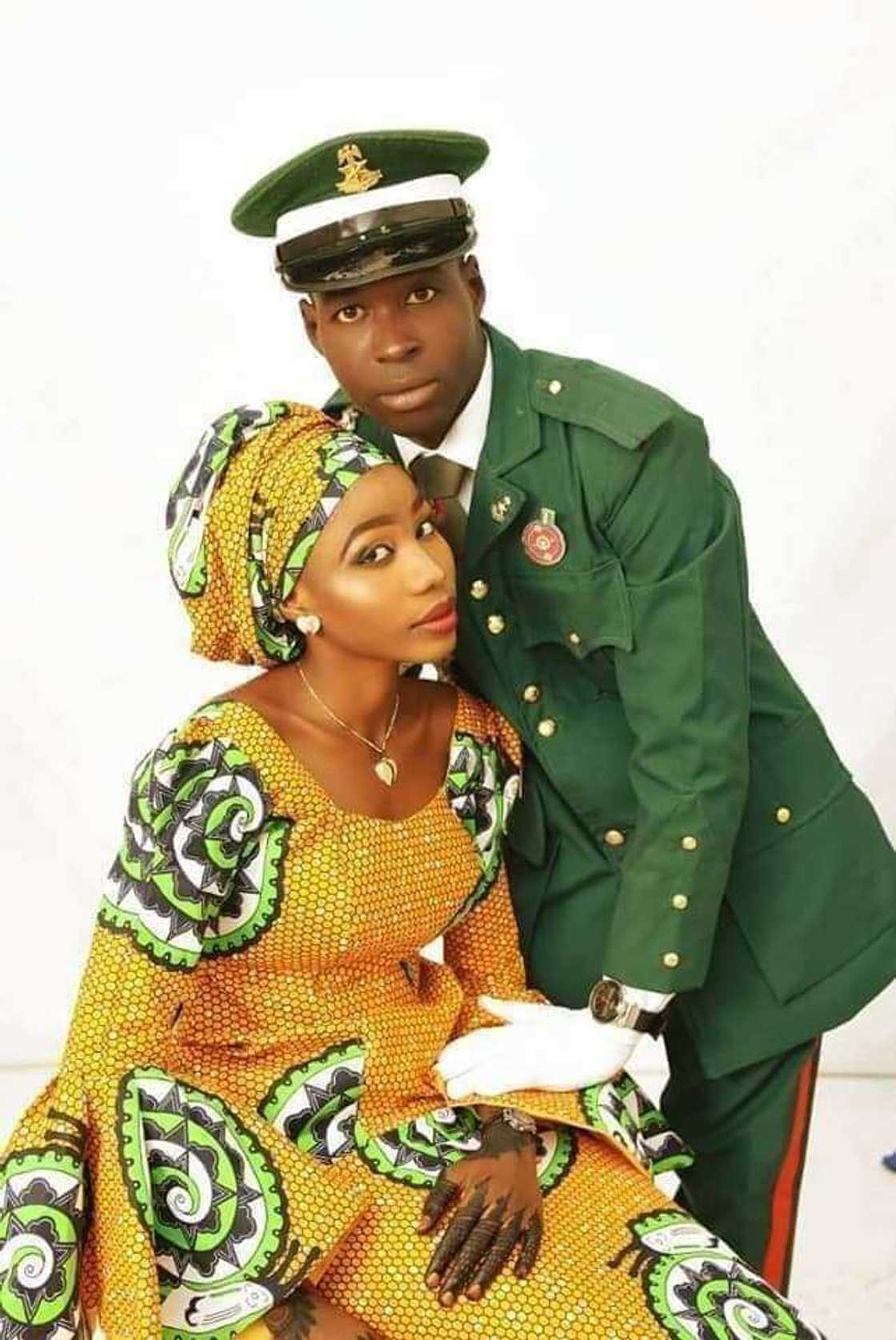 Jarimin Soja ya rasa ransa a filin daga ana saura kwanaki daurin aurensa (Hotuna) Jarimin Soja ya rasa ransa a filin daga ana saura kwanaki daurin aurensa (Hotuna)