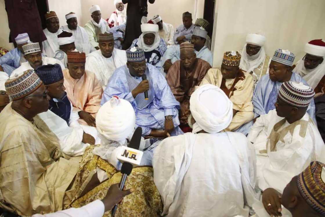 Sanata Ahmed Lawan yayin gabatar da jawabai da yiwa baki fatan komawa gida lafiya Sanata Ahmed Lawan yayin gabatar da jawabai da yiwa baki fatan komawa gida lafiya