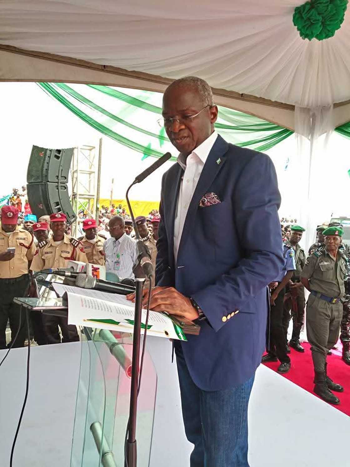 Fashola ya yi magana kan gwamnatin Tinubu Fashola ya yi magana kan gwamnatin Tinubu