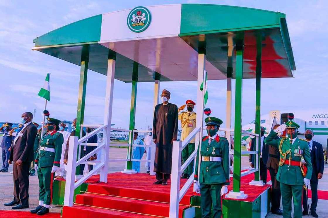 Buhari arrives Abuja after the London trip. Buhari arrives Abuja after the London trip.