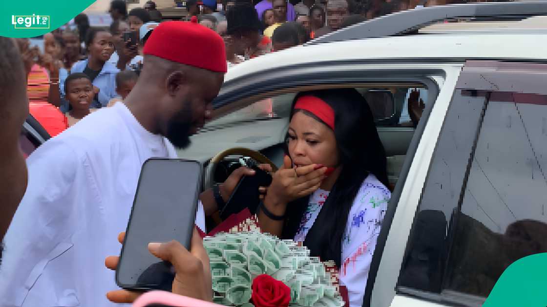 A man storms his girlfriend’s school on her sign-out day to propose to her and gift her a new car A man storms his girlfriend’s school on her sign-out day to propose to her and gift her a new car