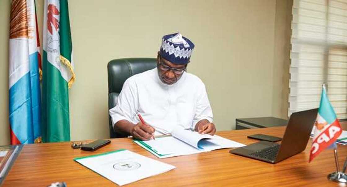 Gwamna Abdulrazak. Gwamna Abdulrazak.