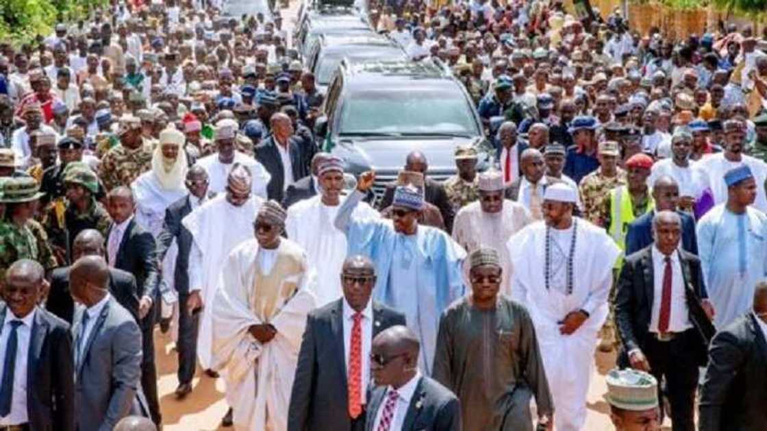 Hotunan Buhari ya na tattakin mita 800, Obasanjo ya na kwallo, Jonathan ya na sassarfa