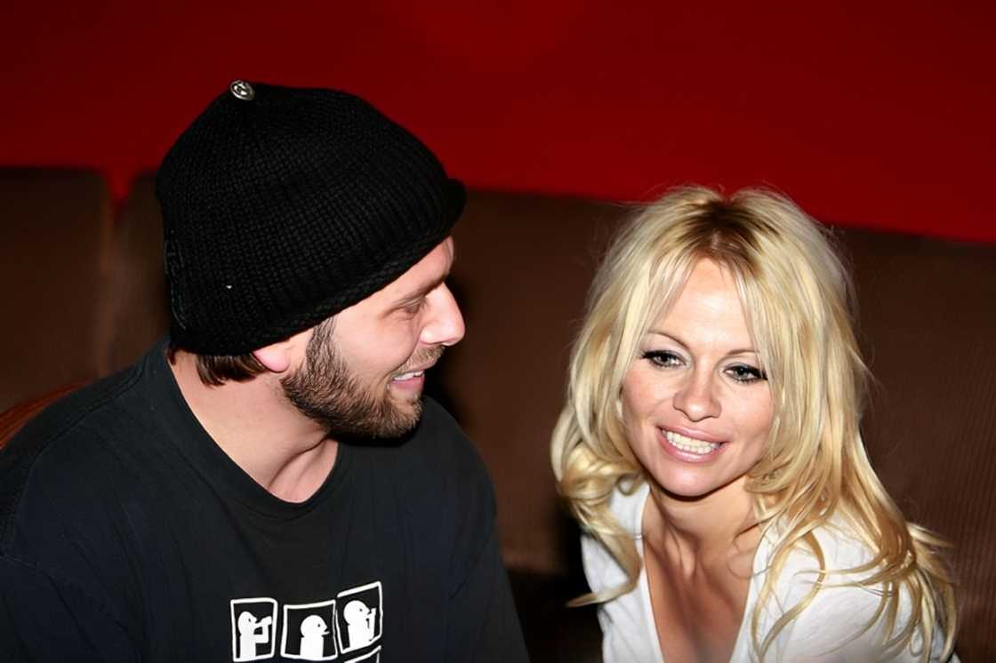 Rick Salomon(L) and Pamela Anderson talk inside a nightclub Rick Salomon(L) and Pamela Anderson talk inside a nightclub