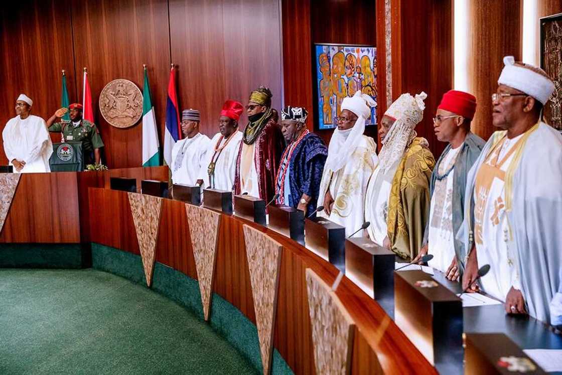 Gwamna Bello da tawagar sarakunan jihar Kogi yayin ziyartar shugaba Buhari a fadar Villa Gwamna Bello da tawagar sarakunan jihar Kogi yayin ziyartar shugaba Buhari a fadar Villa