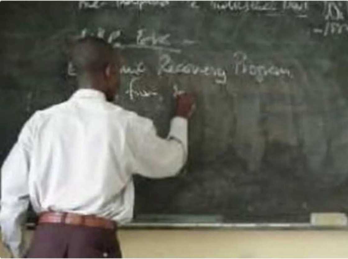 Kotu ta ɗaure Malamin makaranta. Kotu ta ɗaure Malamin makaranta.