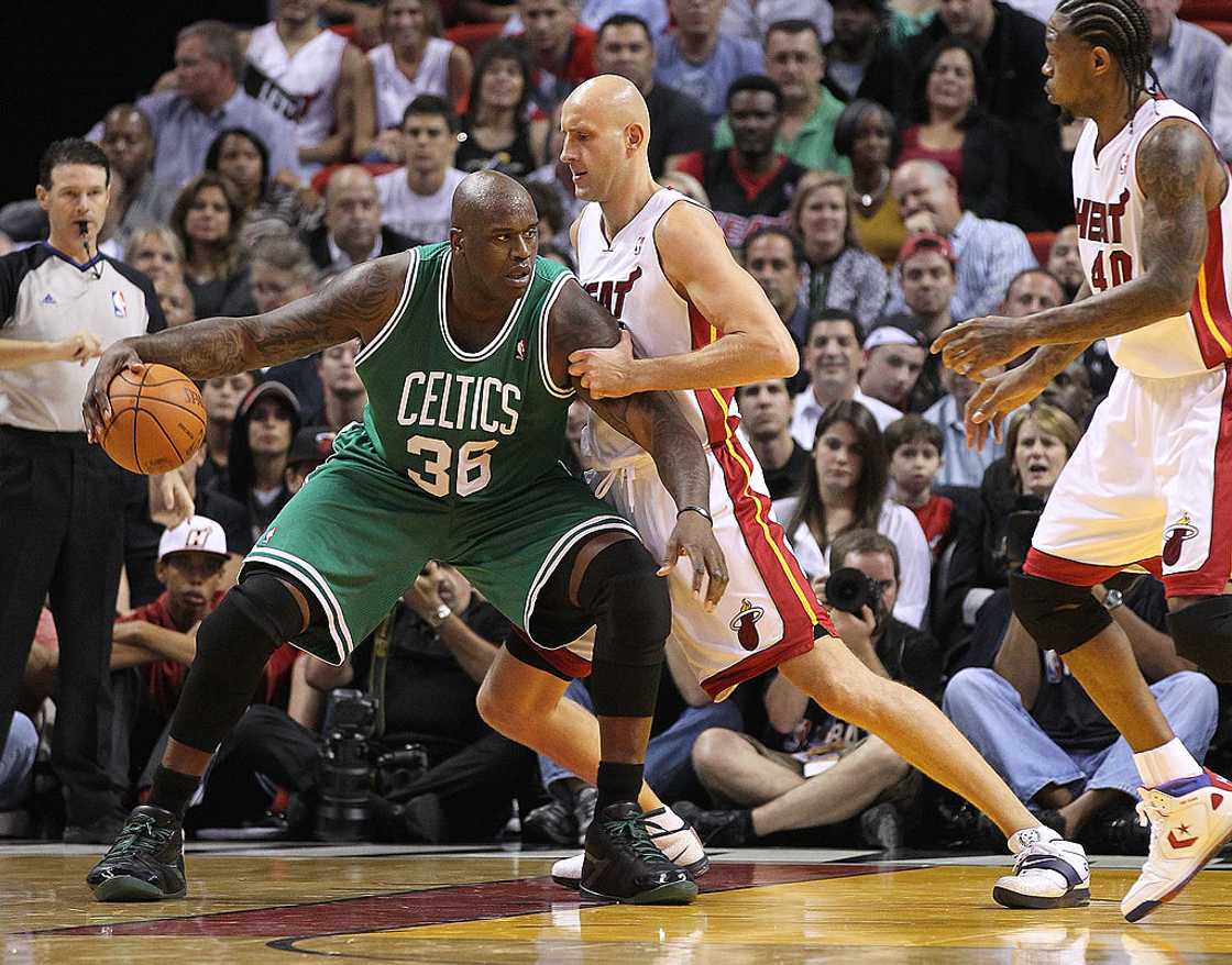 Shaquille O'Neal drills the ball past a player