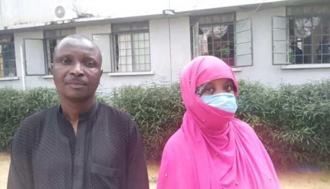 Yan sanda sun damke Miji da Mata sun sace sabon 'dan jariri Yan sanda sun damke Miji da Mata sun sace sabon 'dan jariri