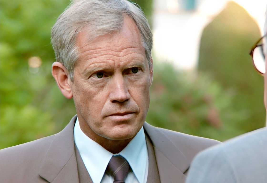 Ronny Cox in a conversation as Lieutenant Andrew Bogomil