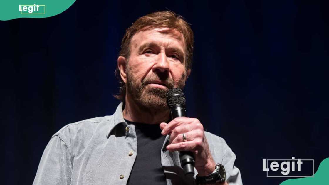 Chuck Norris
Photo : Gilbert Carrasquillo/Getty Images ( modifiée par l'auteur) Chuck Norris
Photo : Gilbert Carrasquillo/Getty Images ( modifiée par l'auteur)