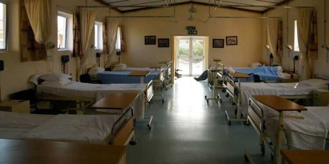 Mutane na kwashe yan uwansu daga asibiti Mutane na kwashe yan uwansu daga asibiti