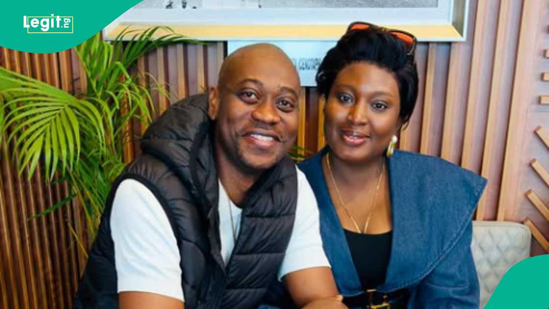 Adedimeji Lateef and wife gift Odun Adekola a cow. Adedimeji Lateef and wife gift Odun Adekola a cow.