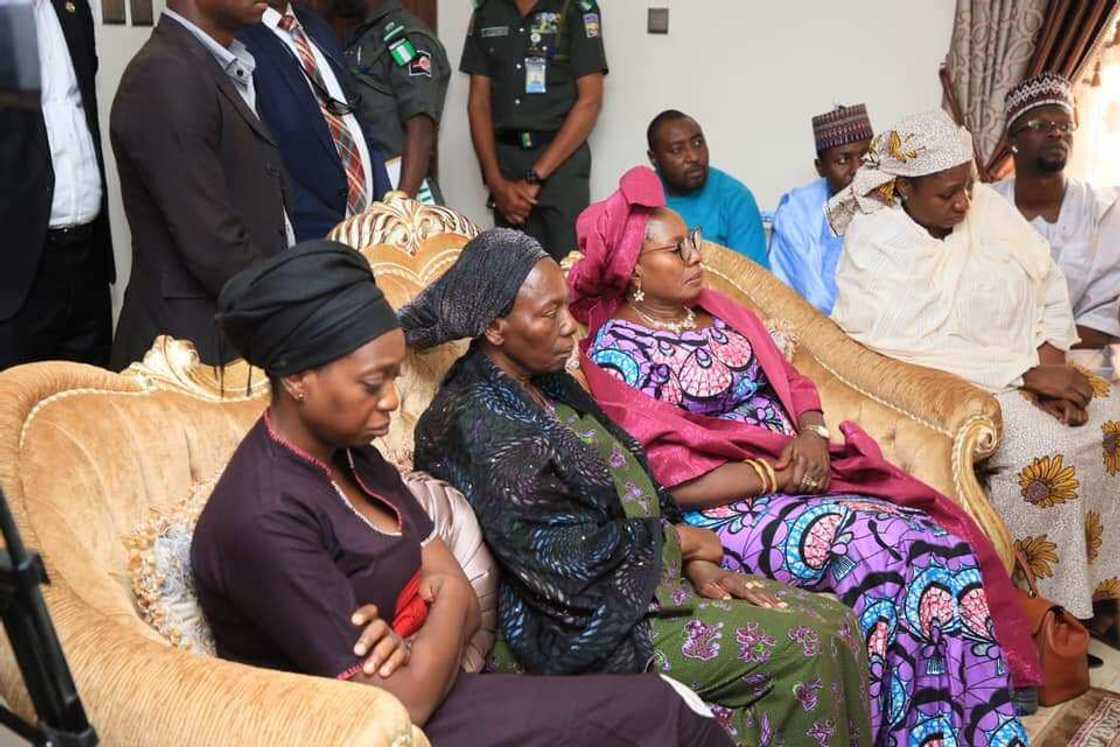 Lawan da sauran 'yan majalisa sun ziyarci gidan Sanatan da ya mutu Lawan da sauran 'yan majalisa sun ziyarci gidan Sanatan da ya mutu