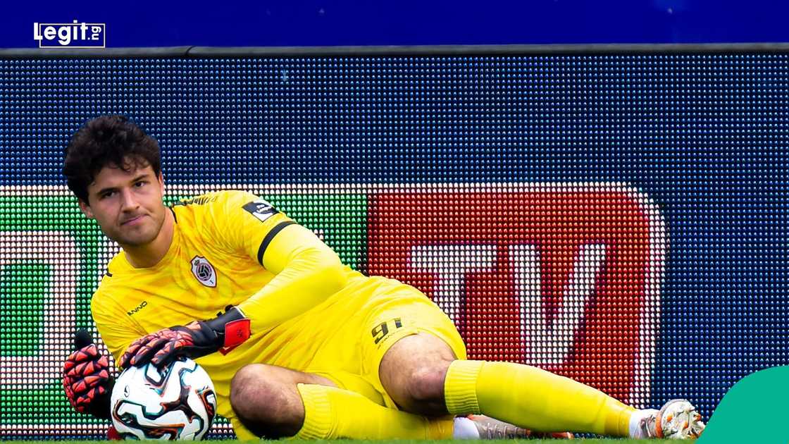 Seene Lammens, Manchester United, Emiliano Martinez, Premier League, Aston Villa. Seene Lammens, Manchester United, Emiliano Martinez, Premier League, Aston Villa.