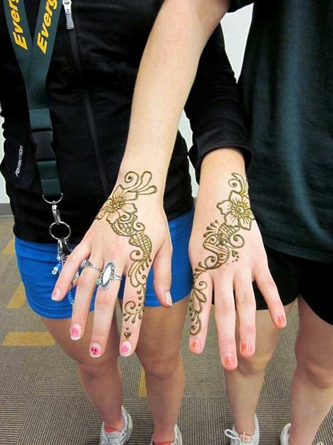 Elegant twin henna tattoos Elegant twin henna tattoos