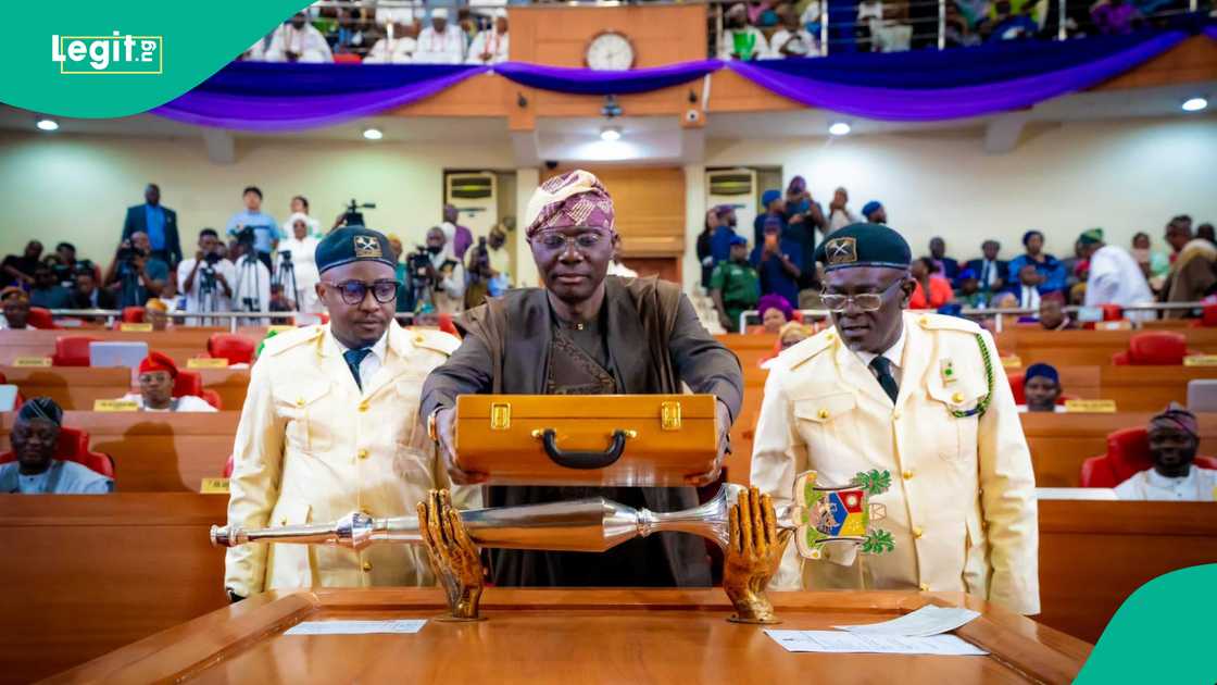 Gwamna Sanwo-Olu na mika kasafin 2026.