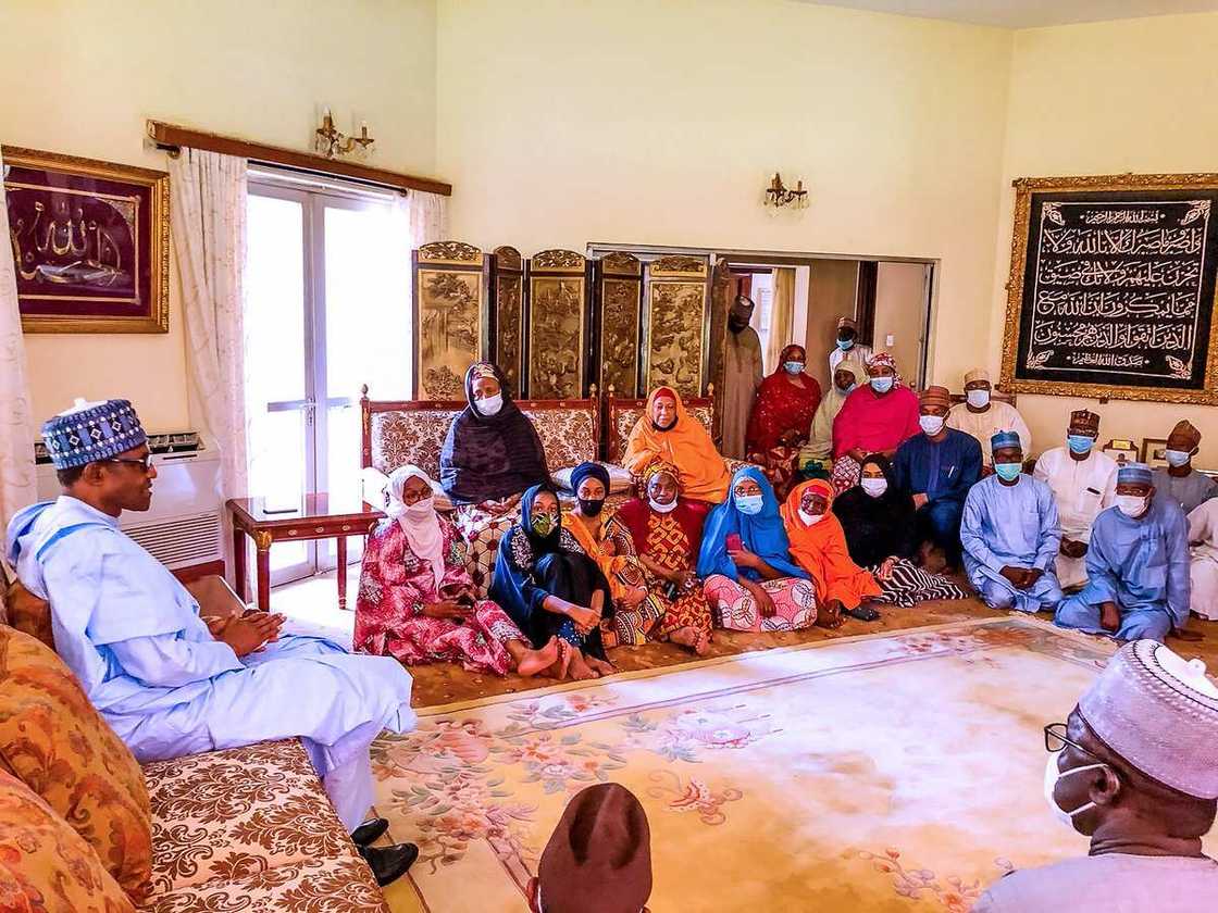 Shugaba Buhari ya kaiwa iyalan Yar'adua gaisuwar ta'aziyya a Kaduna (Hotuna) Shugaba Buhari ya kaiwa iyalan Yar'adua gaisuwar ta'aziyya a Kaduna (Hotuna)