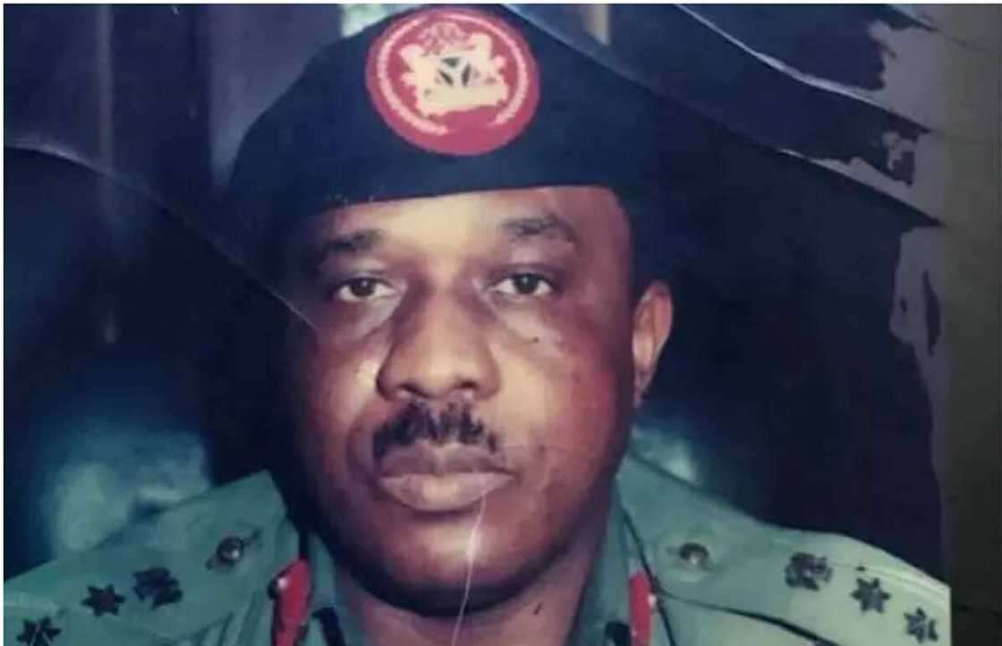 Da Dumi-Dumi: Tsohon gwamnan mulkin soja, Anthony Obi, ya riga mu gidan gaskiya Da Dumi-Dumi: Tsohon gwamnan mulkin soja, Anthony Obi, ya riga mu gidan gaskiya