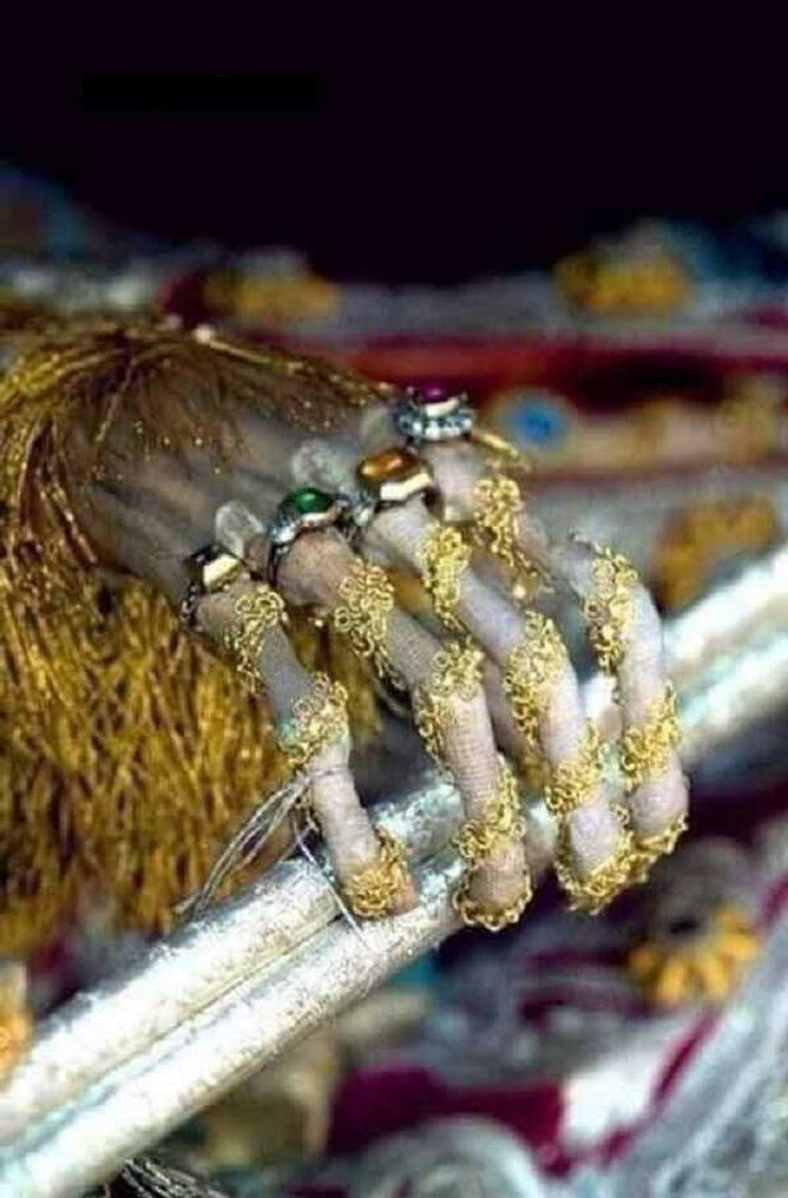 Hotuna: An hako gawar Sarki Namarudu da matarsa a kasar Iraqi, an same su sanye da gwala-gwalai na naira biliyan 12 Hotuna: An hako gawar Sarki Namarudu da matarsa a kasar Iraqi, an same su sanye da gwala-gwalai na naira biliyan 12