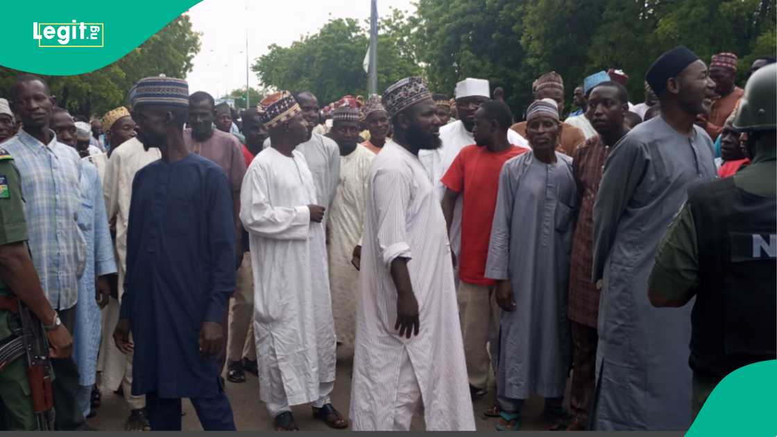 Protesters storm government house, demand sack of commissioner Protesters storm government house, demand sack of commissioner
