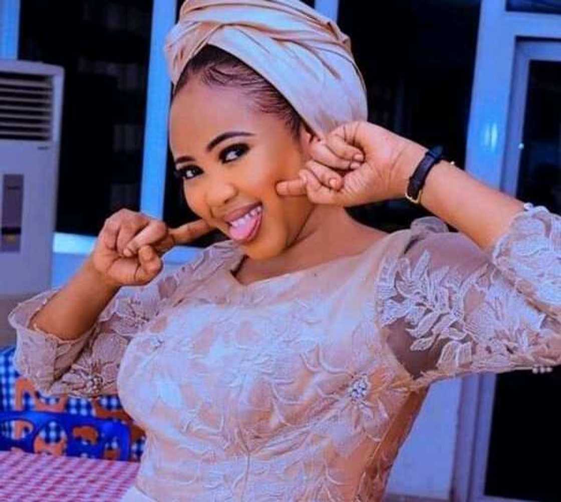 Bidiyon jaruma Umma Shehu tare da diyarta yayin da suke girgijewa ya haifar da cece-kuce Bidiyon jaruma Umma Shehu tare da diyarta yayin da suke girgijewa ya haifar da cece-kuce