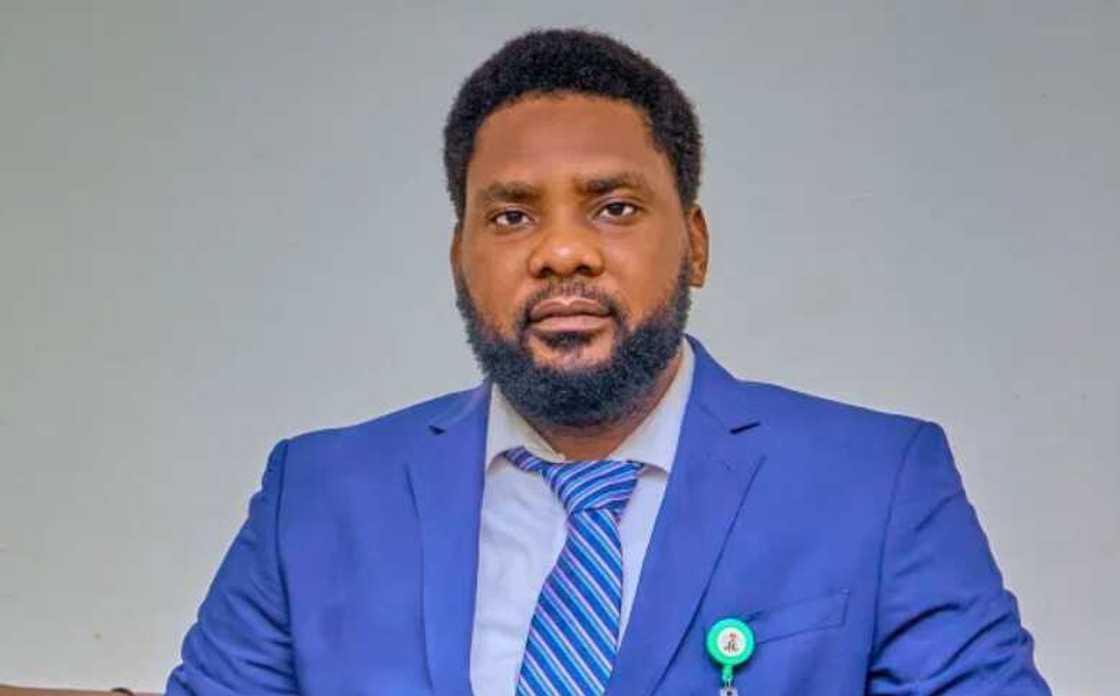 Bola Tinubu ya naɗa sabon shugaban ECN. Bola Tinubu ya naɗa sabon shugaban ECN.