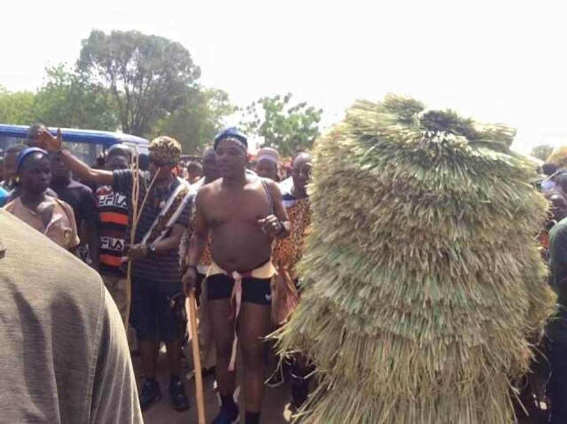 Ministan Buhari ya halarci bikin gargajiya daga shi sai dan kamfai, hotuna Ministan Buhari ya halarci bikin gargajiya daga shi sai dan kamfai, hotuna