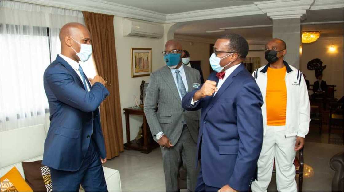 School Children Sing in Excitement As They Get Surprise Visit From Chelsea Legend and FIFA President School Children Sing in Excitement As They Get Surprise Visit From Chelsea Legend and FIFA President