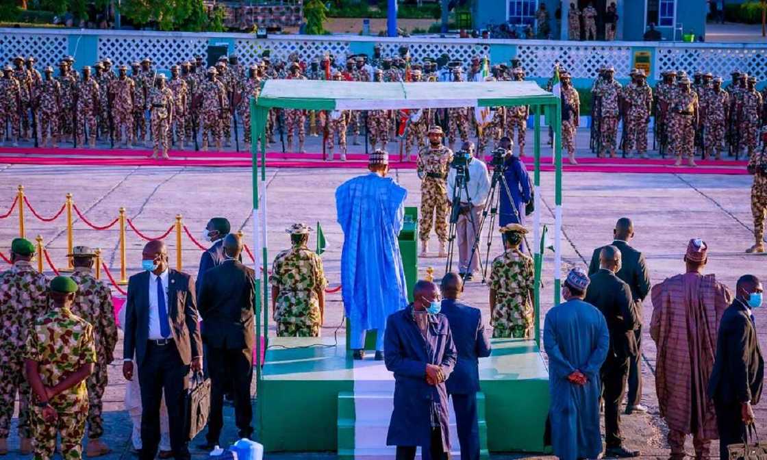 'Yan ta'adda za su gane kurensu: Kayan yaƙin da na siyo daga Amurka sun fara isowa, Buhari 'Yan ta'adda za su gane kurensu: Kayan yaƙin da na siyo daga Amurka sun fara isowa, Buhari