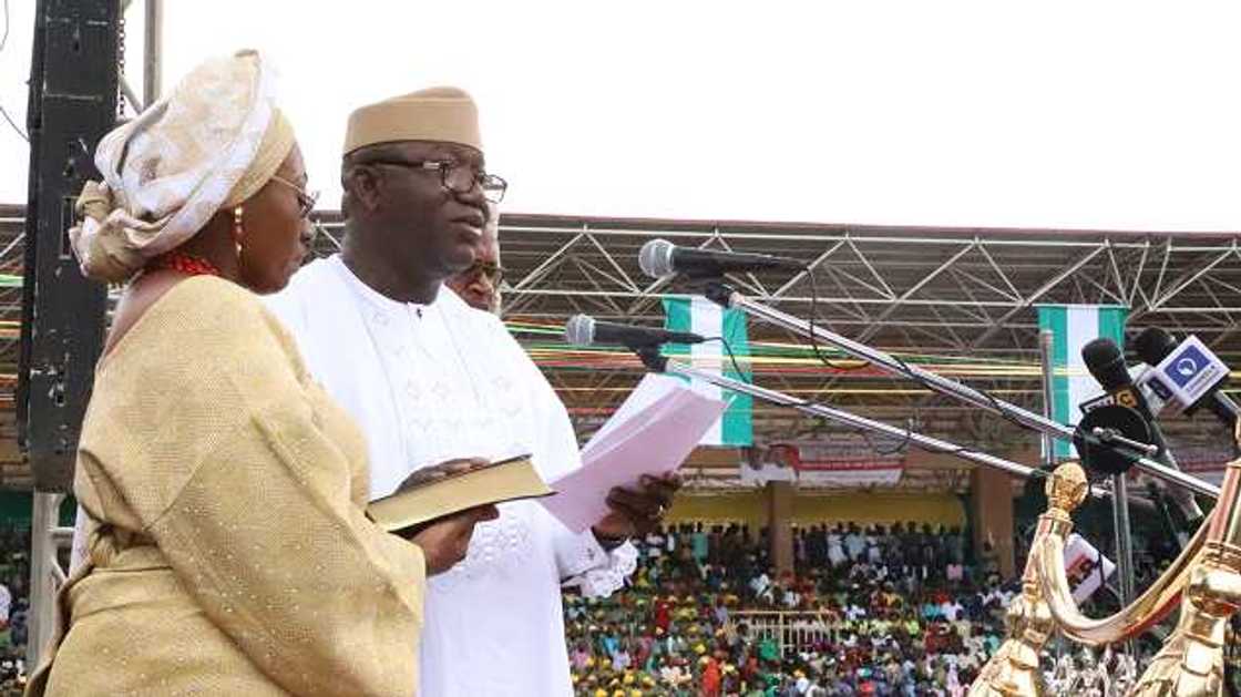 Yayin rantsar da gwamnan jihar Ekiti, Kayode Fayemi Yayin rantsar da gwamnan jihar Ekiti, Kayode Fayemi