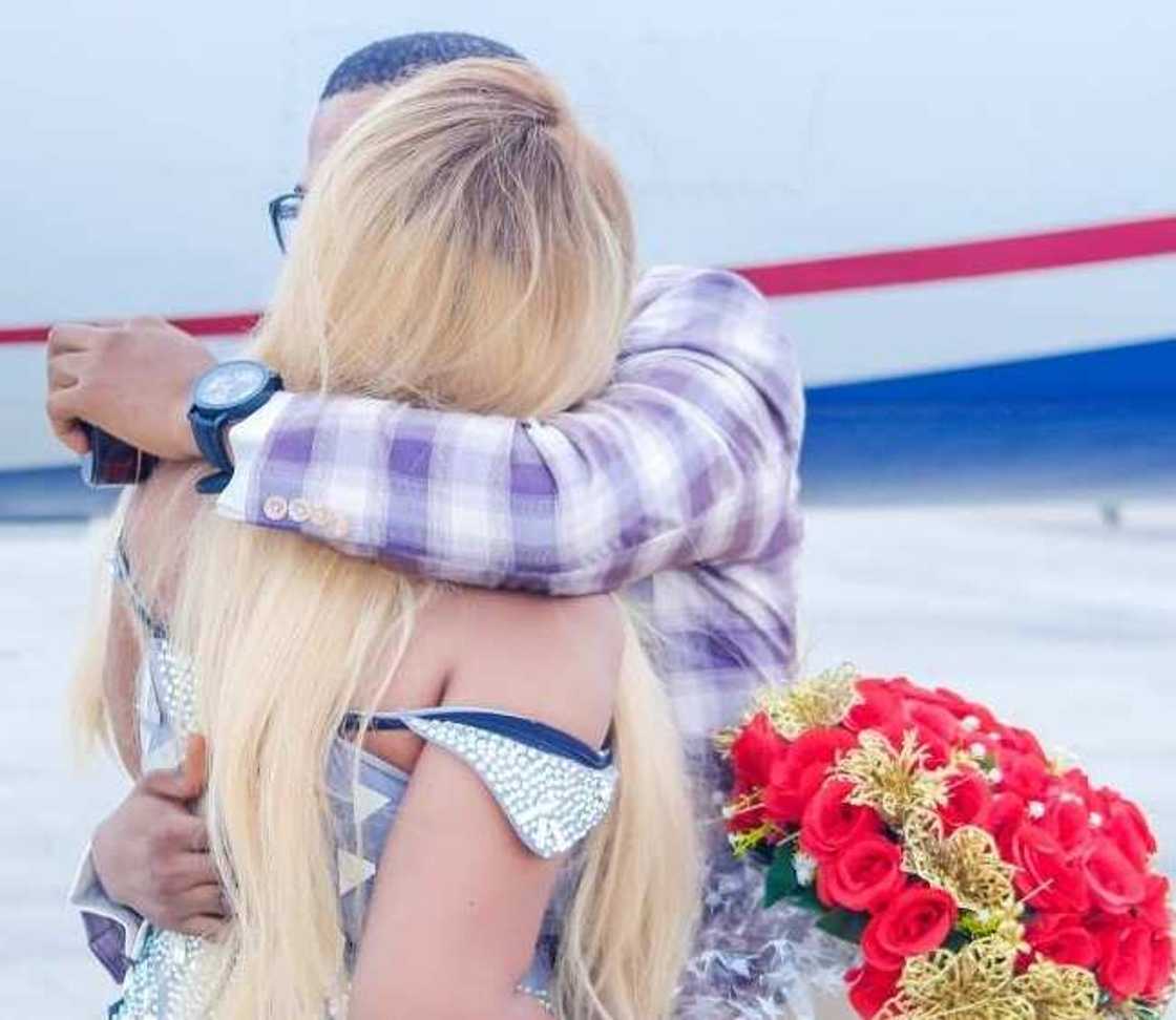 Man surprises girlfriend with a marriage proposal at Asaba airport Man surprises girlfriend with a marriage proposal at Asaba airport