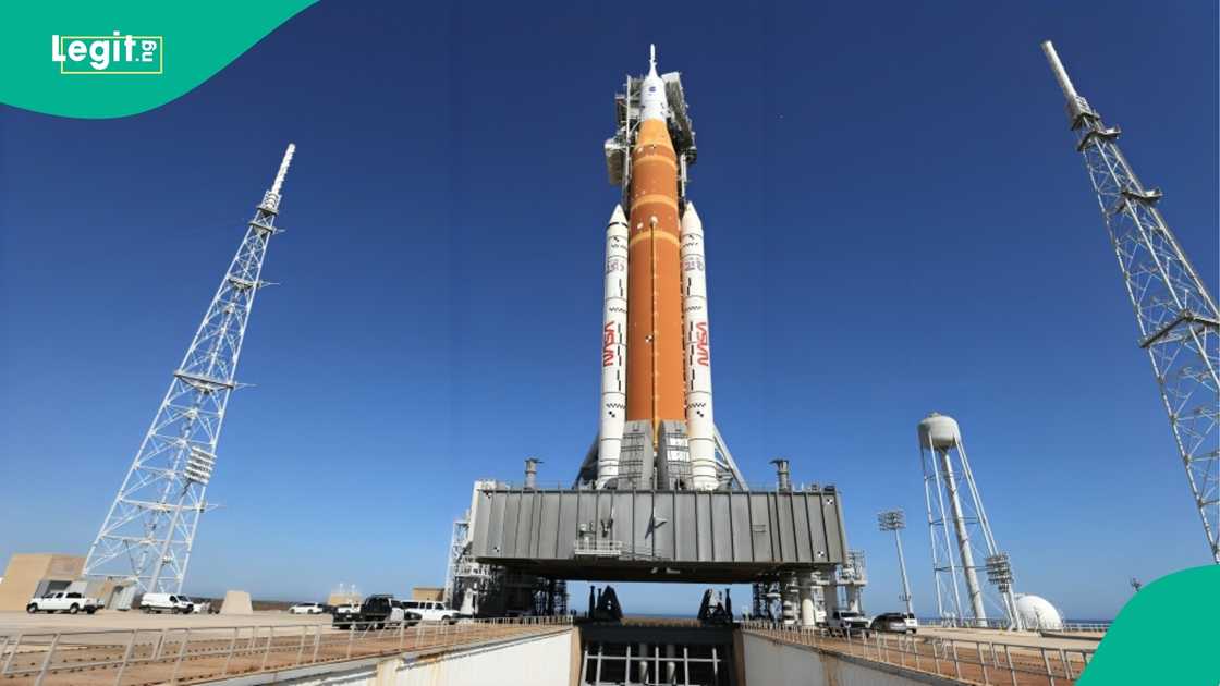 Passengers witnessing NASA’s Artemis II rocket launch from a plane window mid-flight Passengers witnessing NASA’s Artemis II rocket launch from a plane window mid-flight