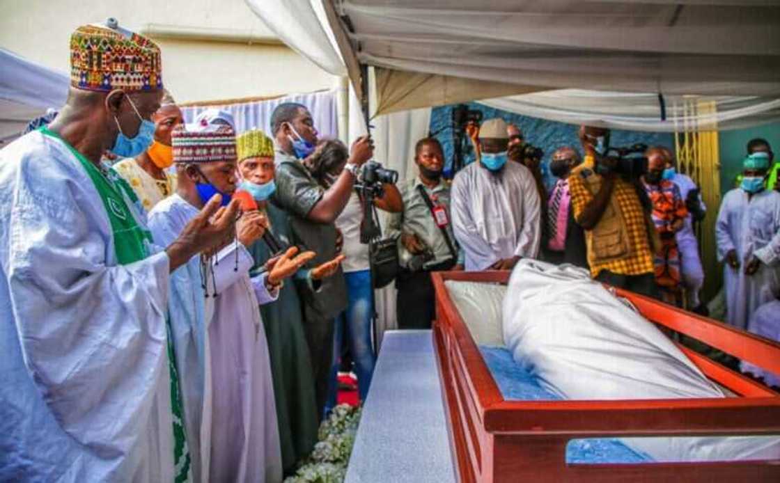 Hotunan jana'izar tsohon gwamnan jihar Legas, Alhaji Lateef Jakande Hotunan jana'izar tsohon gwamnan jihar Legas, Alhaji Lateef Jakande