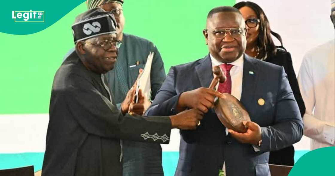 Tinubu ya sauka daga kujerar shugabancin ECOWAS Tinubu ya sauka daga kujerar shugabancin ECOWAS