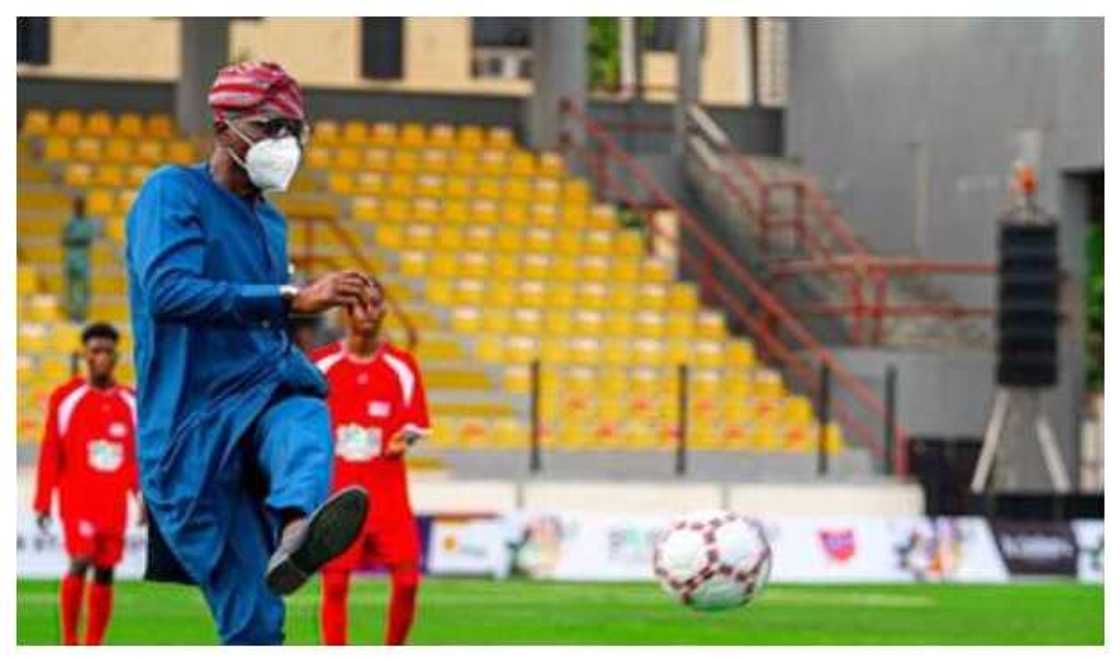 Sanwo-Olu taking a powerful kick Sanwo-Olu taking a powerful kick