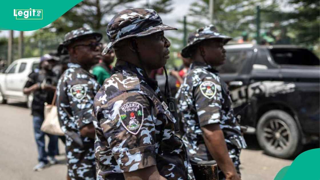 Police discovered the body of an unidentified woman in Obelewo, Osogbo. Her left wrist was cut off and removed.