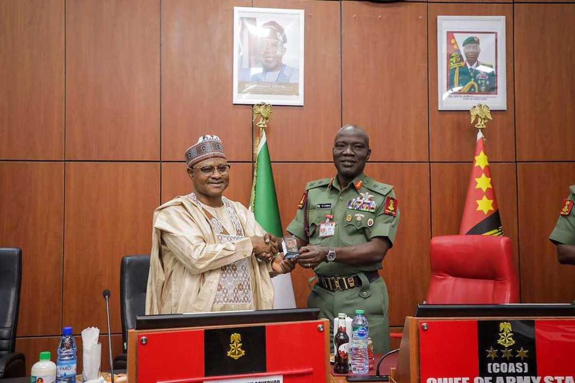 Gwamnan Kaduna tare da babban hafsan tsaron ƙasa. Gwamnan Kaduna tare da babban hafsan tsaron ƙasa.