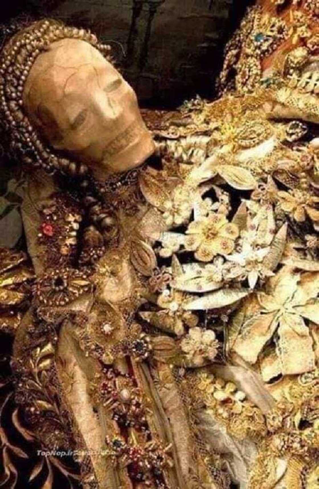Hotuna: An hako gawar Sarki Namarudu da matarsa a kasar Iraqi, an same su sanye da gwala-gwalai na naira biliyan 12 Hotuna: An hako gawar Sarki Namarudu da matarsa a kasar Iraqi, an same su sanye da gwala-gwalai na naira biliyan 12