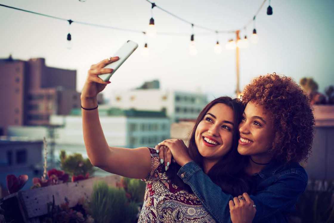 Pourquoi se trouve-t-on souvent plus moche en photo ? La science l'explique. Pourquoi se trouve-t-on souvent plus moche en photo ? La science l'explique.