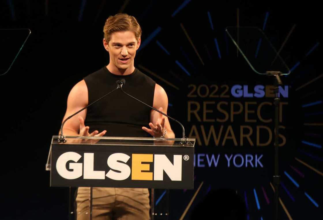 actor with blond hair actor with blond hair