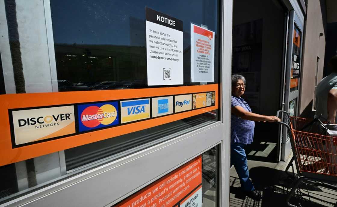 US consumers dip into their savings and turn to credit cards to fund spending, adding to pressure that lower-income households and younger people face US consumers dip into their savings and turn to credit cards to fund spending, adding to pressure that lower-income households and younger people face